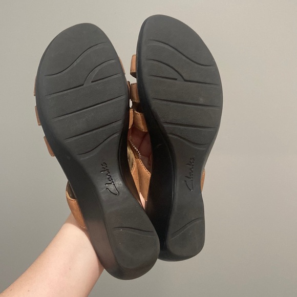 CLARKS Bendables Leather Wedge Sandals tan color Women's Sz 10M adorable flower - Picture 14 of 16